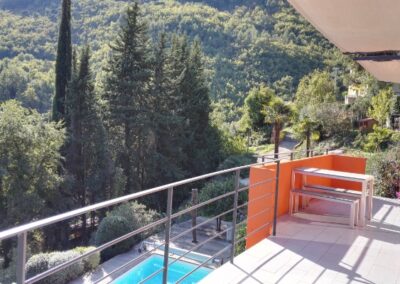 bigarade_balcon_surplombant_piscine